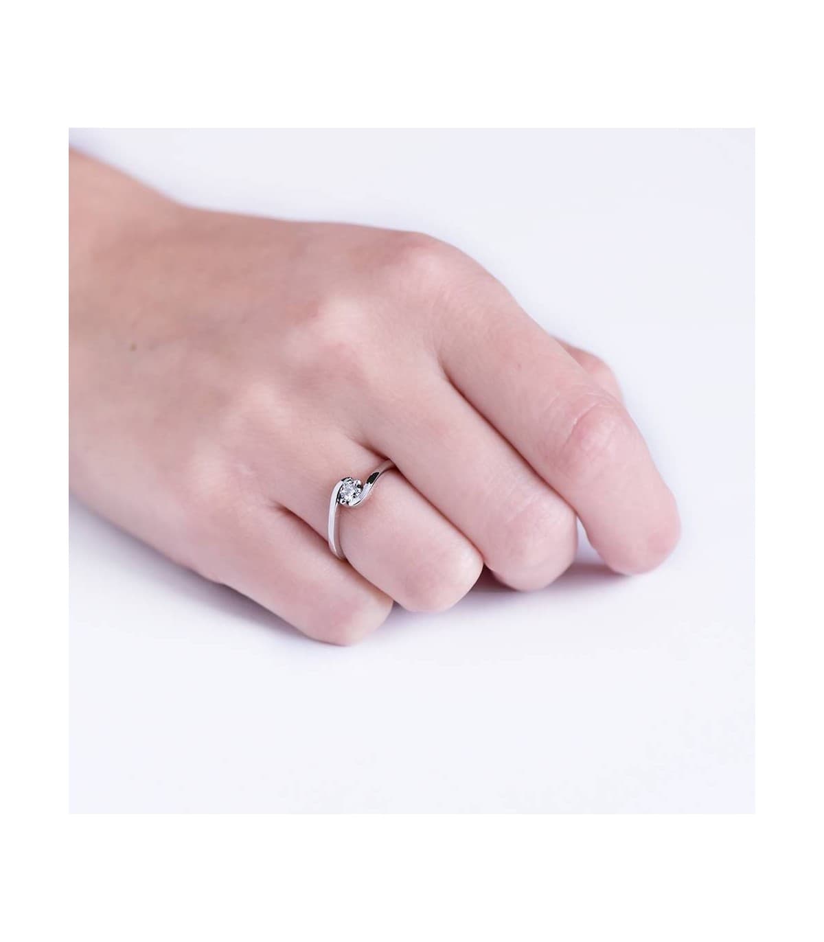 Bague diamant et or blanc femme. Solitaires en or blanc 18 carats. Bijoux en ligne.