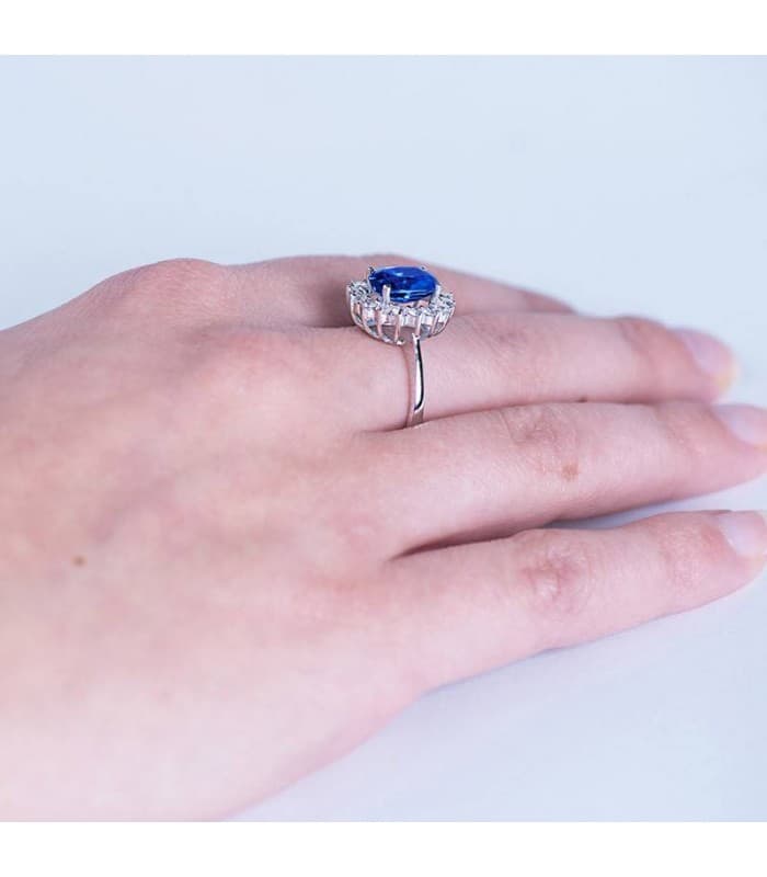 Anillo de mujer con zafiro 2,47 quilates. Alta Joyería. Comprar anillo de pedida online.