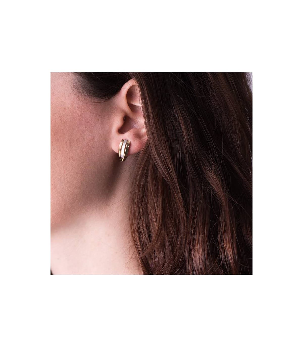 Orecchini fascia oro bicolore 18 kt, con design bombato e curvo, per donna.
