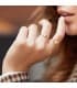 Femme avec bague chevalière or 18k - bague personnalisable, gravure des initiales