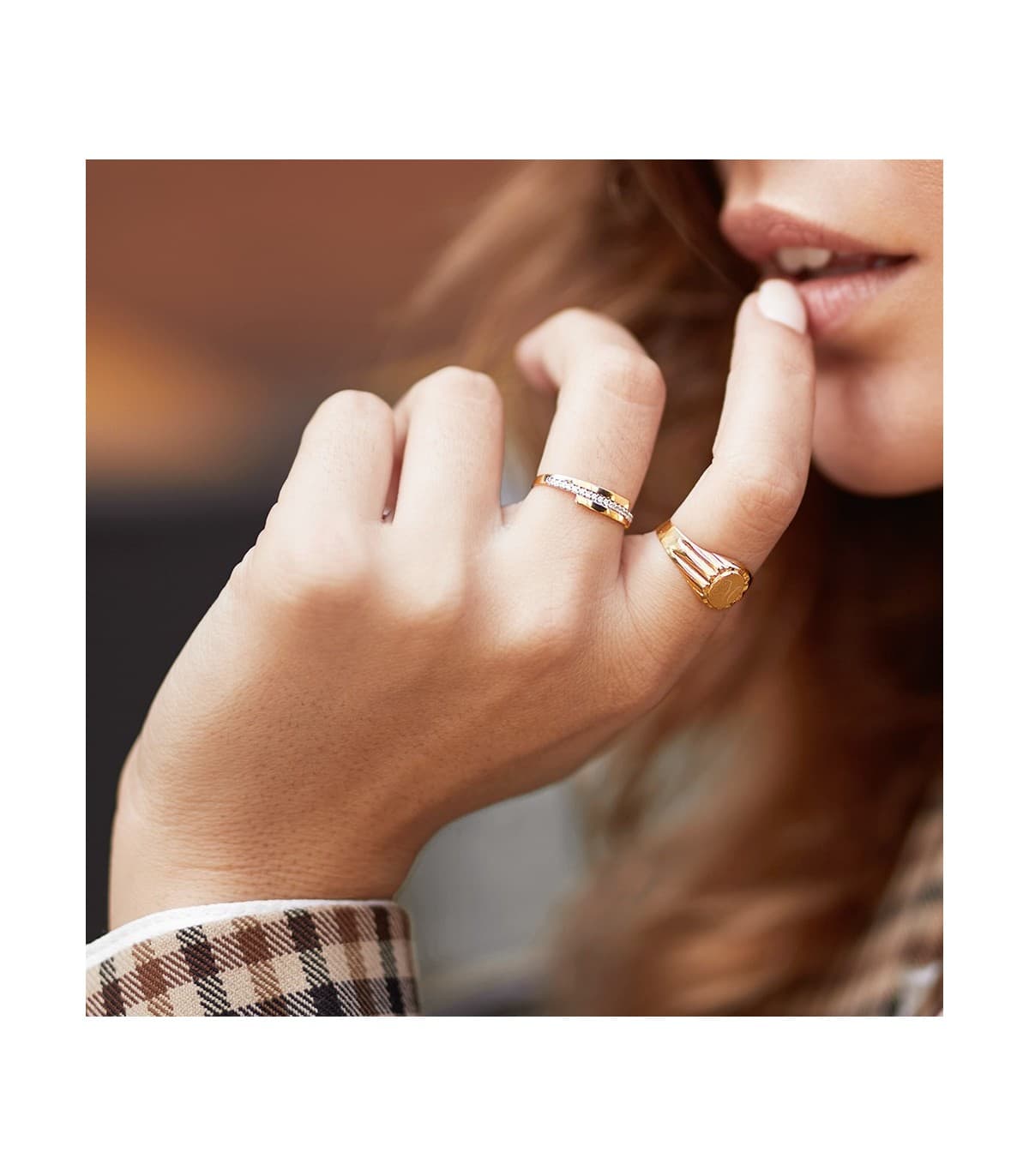 Femme avec bague chevalière or 18k - bague personnalisable, gravure des initiales