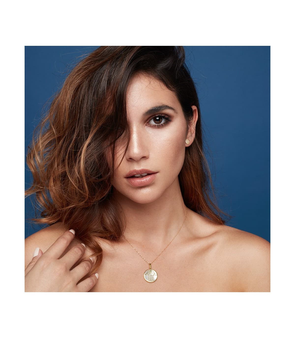 Fatimas Hand, Hamsa-Anhänger Kreis Ø 20 mm, 18K Gold, Perlmutt, glanz – Schutzsymbol
