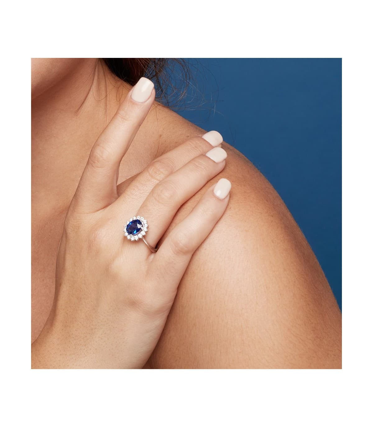 Bague avec diamants pureté SI. Bague pour femme avec saphir en or blanc. Bijoux en ligne.
