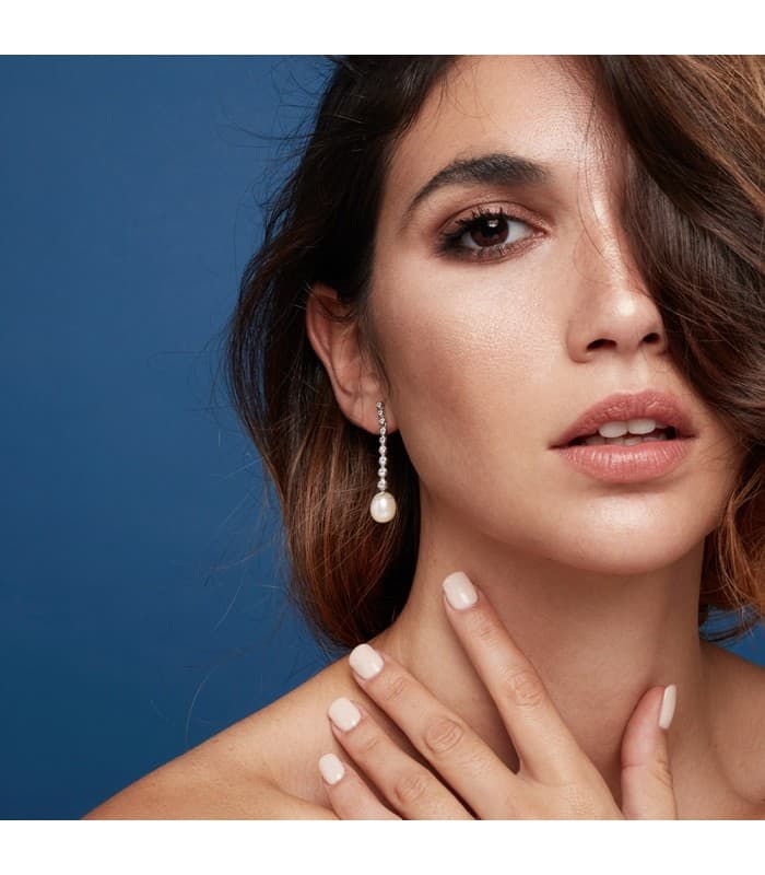 Pendientes de boda en oro blanco de 18 kilates circonitas chatón y perla cultivada. Joyería online.