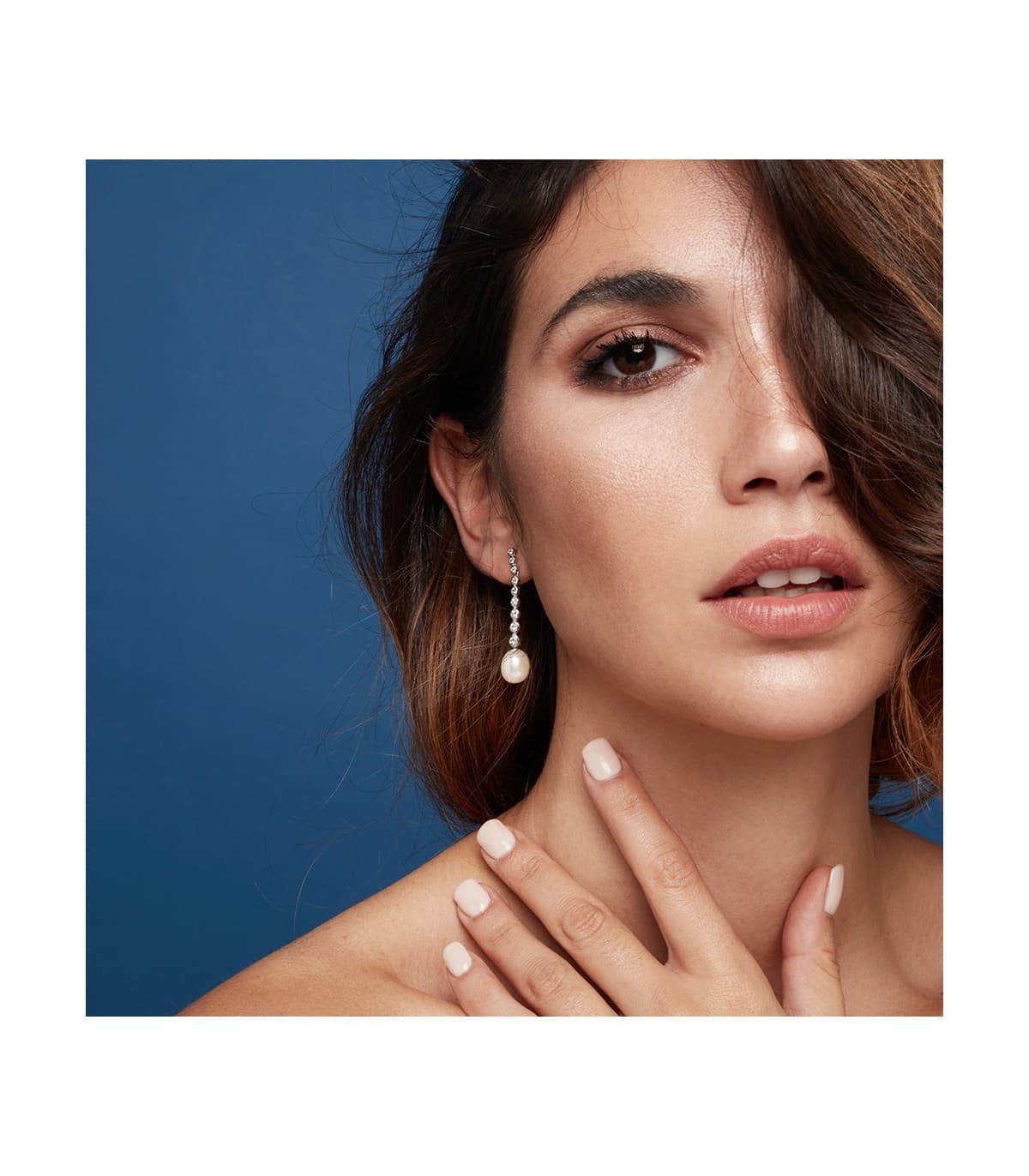 Pendientes de boda en oro blanco de 18 kilates circonitas chatón y perla cultivada. Joyería online.
