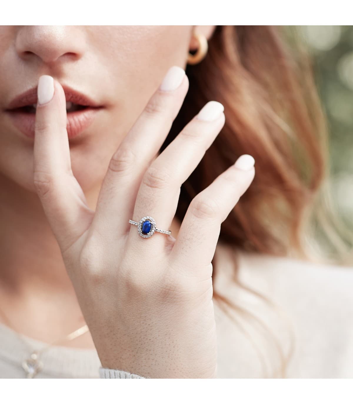Anello halo in oro bianco e giallo 18 kt con Zaffiro e zirconi | Anello donna Ginevra pietra preziosa