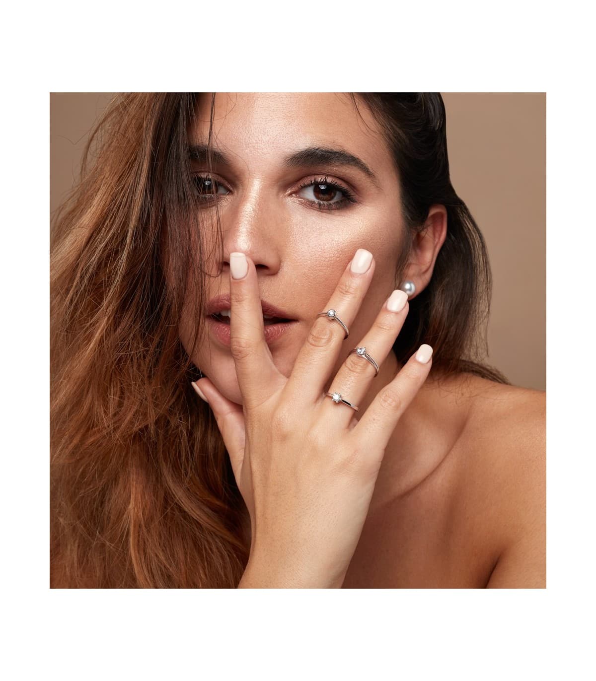 Anillo de pedida mujer oro blanco 18 kilates. Anillo Grattia alta joyería. Joyería online, Alda Joyeros.