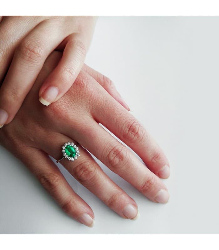 Bague de fiançailles en or blanc avec pierre précieuse. Modèle Sybil en or blanc avec émeraude.