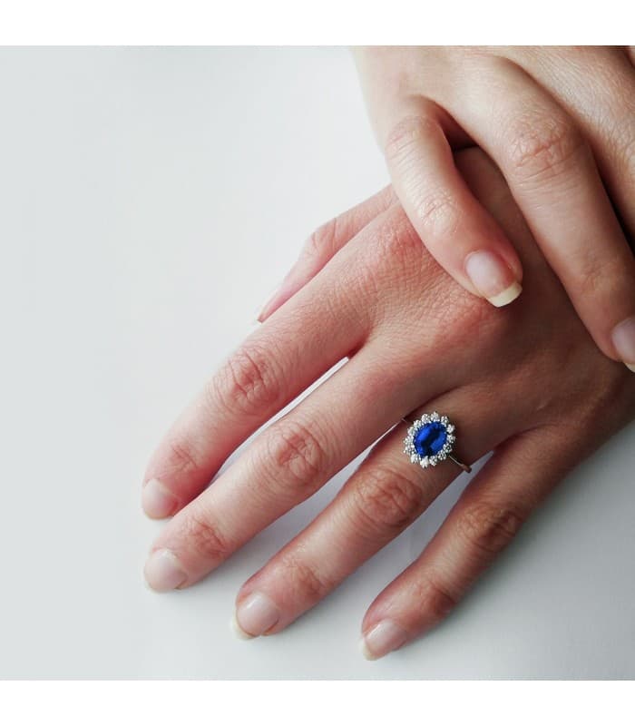 Bague pour femme Sybil. Bague en or blanc 18 carats. Acheter bague de fiançailles en ligne.