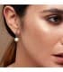 Pendientes colgantes de boda vintage en oro blanco de 18 kilates circonitas chatón y perla cultivada. Joyería online.