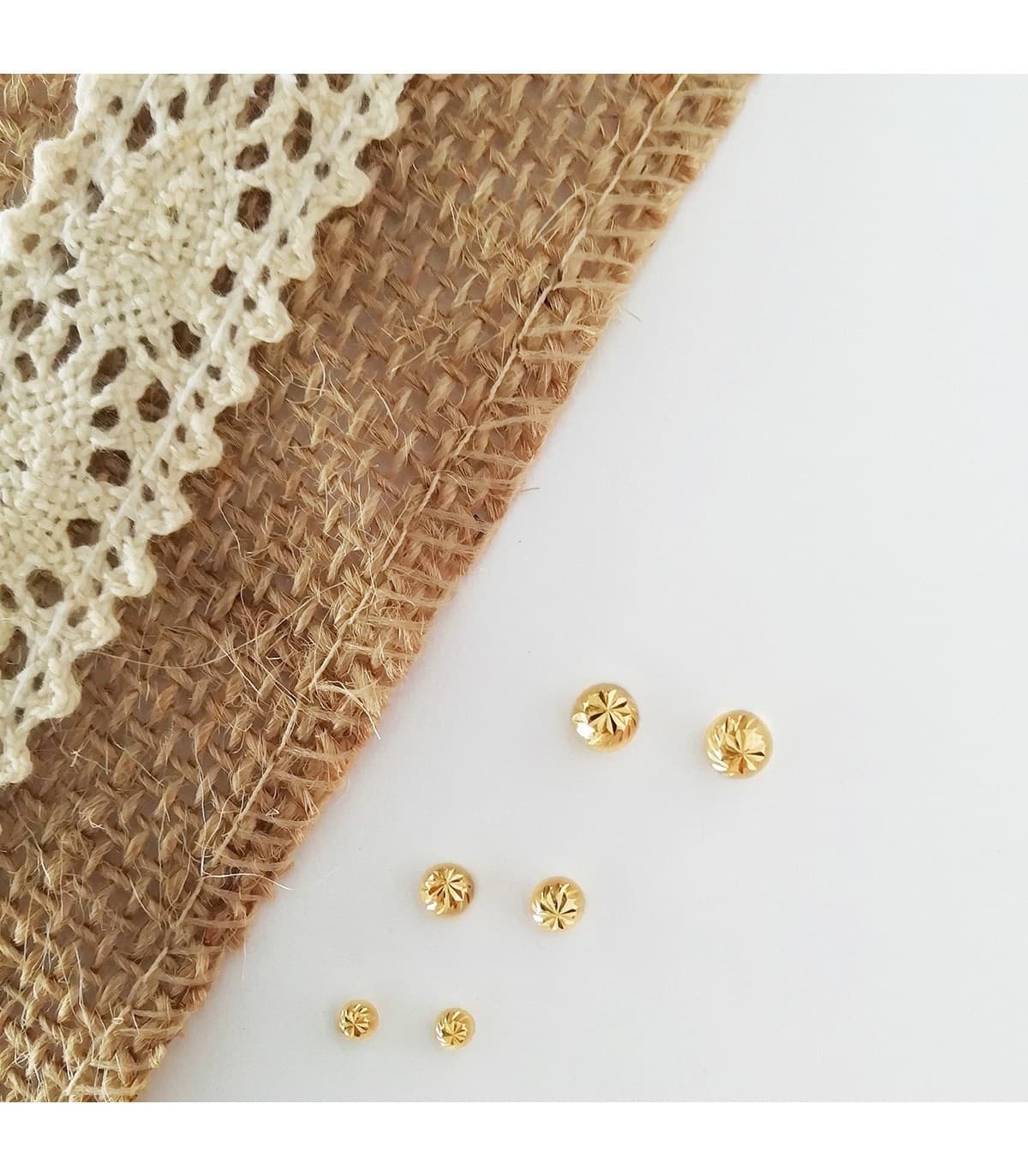 Orecchini a lobo con forma di sfere diamantate, oro giallo 18 carati, gioielli online.