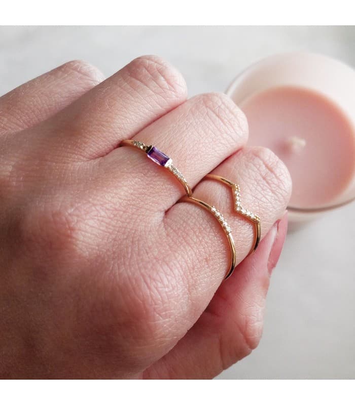 Sortija de mujer con piedra preciosa. Anillo con amatista y diamantes. Joyería online.