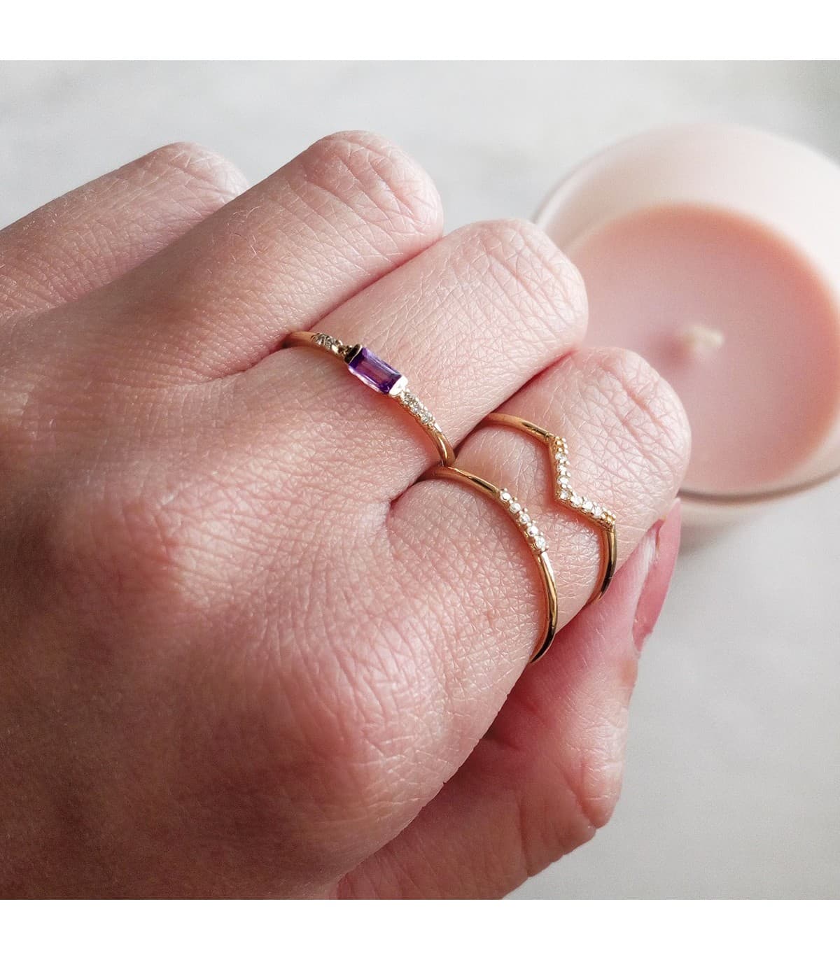 Sortija de mujer con piedra preciosa. Anillo con amatista y diamantes. Joyería online.