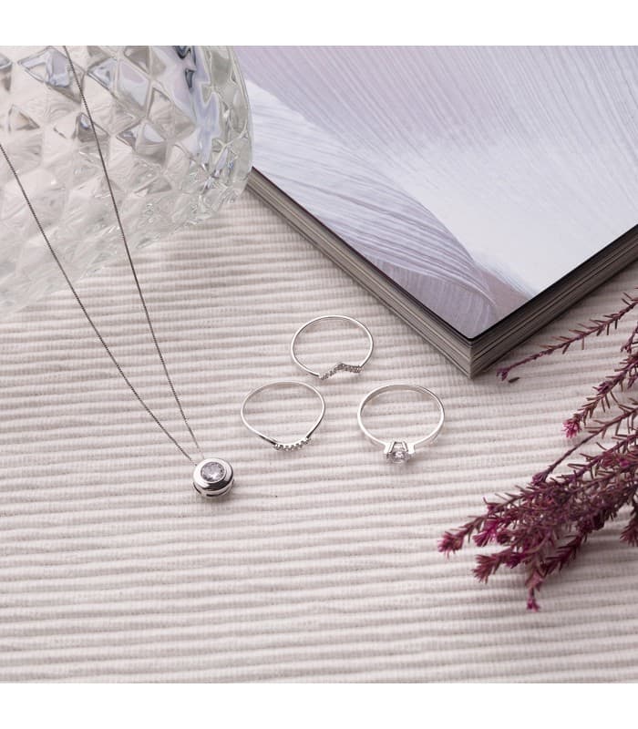 Conjunto de collar de mujer y anillos de oro con diamantes. Compra joyas online.