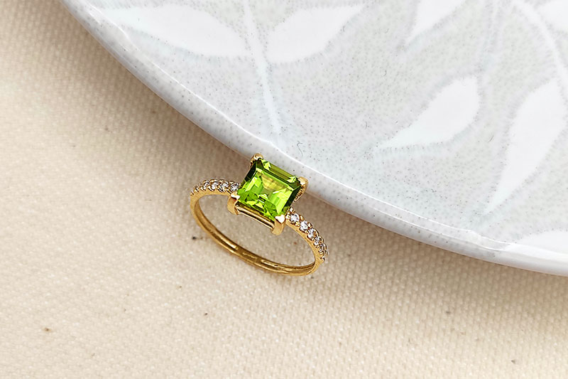 anillo con piedra olivina peridoto verde