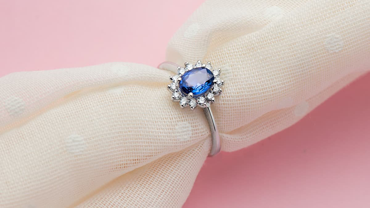 anillo zafiro azul y diamantes - anillo de copromiso