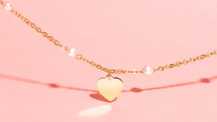 Bracciale con perle e cuore da incidere