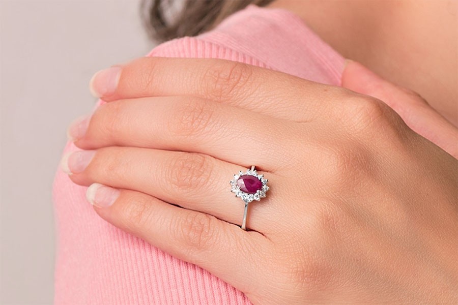 Rubis Rose Naturel De 1.57 Carats - Provenance Mozambique, Taille Ovale, Non Traité, Neuf Avec étiquettes