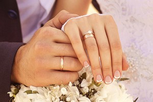 Quelle est la différence entre une bague de fiançailles et une bague de mariage ?